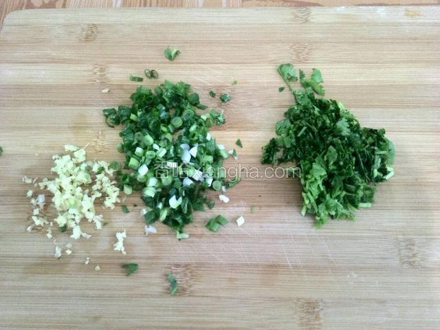 小葱，香菜切碎，姜切末。