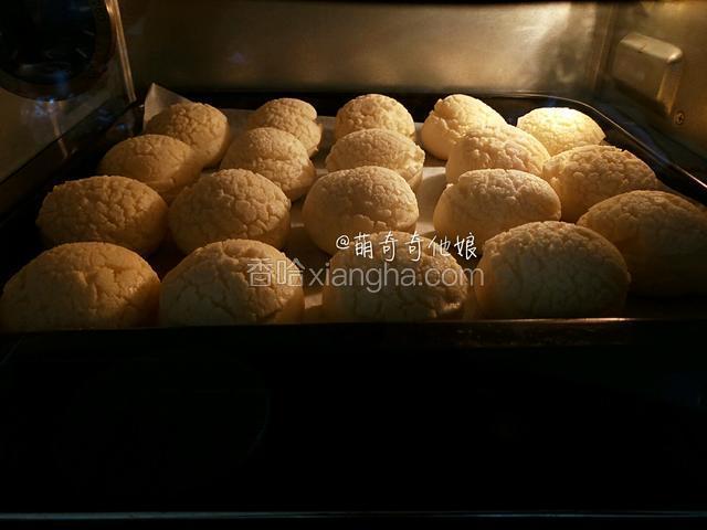 这是15分钟后泡芙的状态，体积膨胀变大，基本稳定，这个时候就可以降低温度了。（烤制过程中切记不可开烤箱门！！！！）