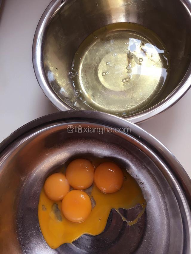 蛋白和蛋黄分别放入无水无油的盆里