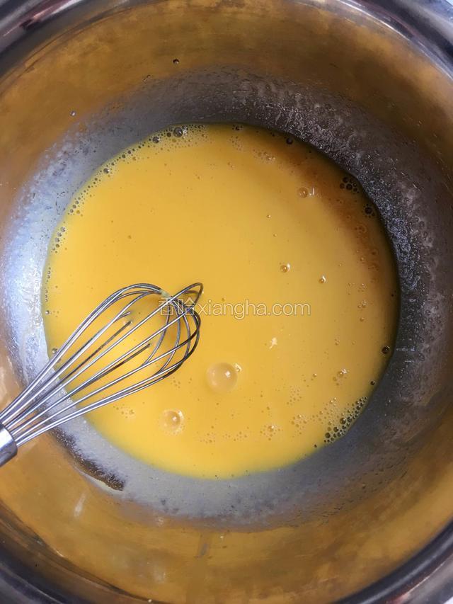 把牛奶和玉米油放入蛋黄中搅拌均匀