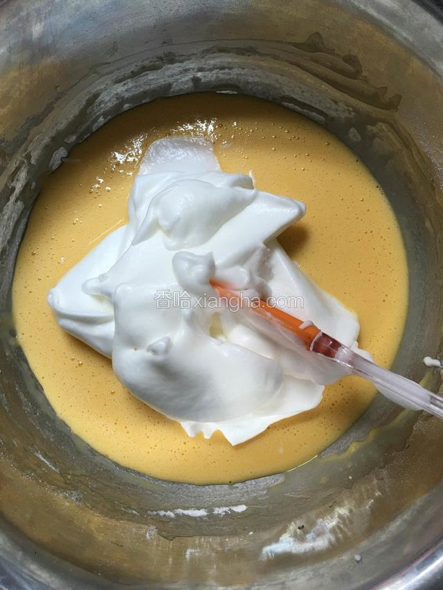 取三分一蛋白霜放入蛋黄糊中搅拌均匀
