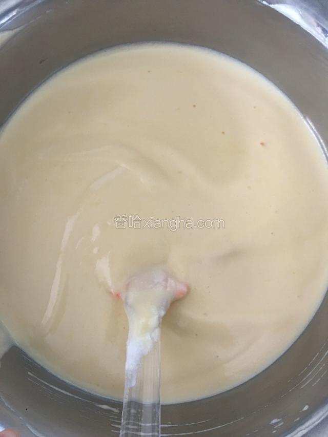 依次放入剩下的蛋白霜搅拌均匀，不要话圈，上下翻拌
