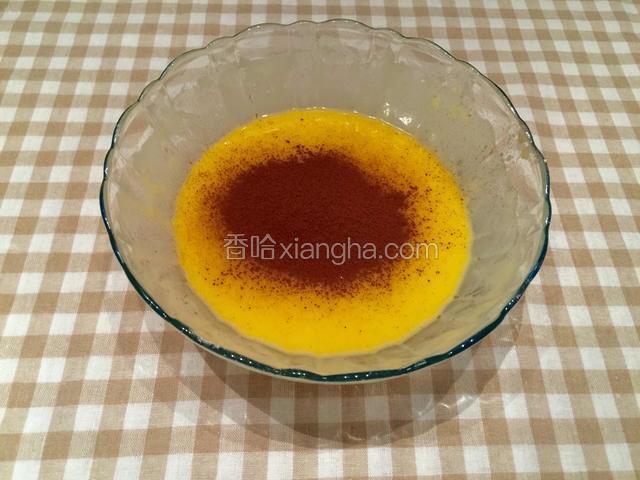 碗里筛入可可粉；