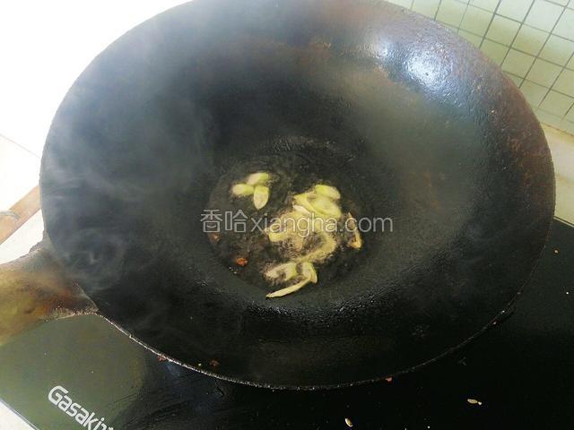 热锅，倒入少许油烧热，放入送花炝锅
