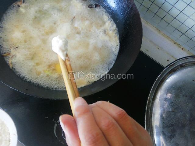水开后两三分钟放浓面糊，用筷子夹成一个个小的面团放入锅里改小火煮熟