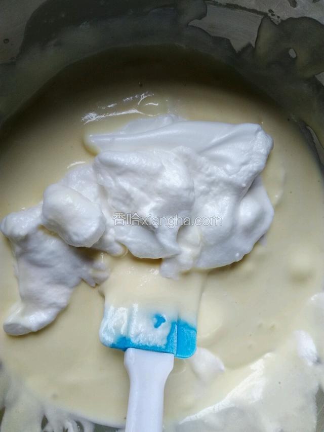 最后加入剩下的三分之一蛋清液，接着上下搅拌均匀