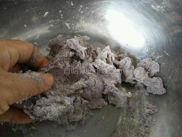 加入适量温水，搅成面穗状