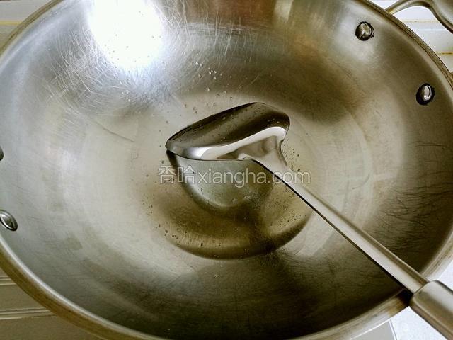 锅中放少许油烧热。