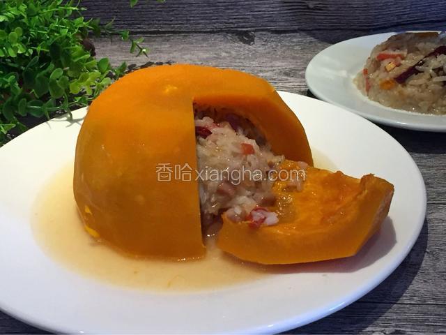 南瓜倒扣在盘子里即可食用，糯米稀释掉南瓜的一部分水分，所以倒扣在盘子里不会漏汤汁的