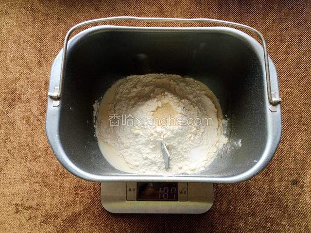使用厨房秤按量称取食材，依照主食材菜单中的顺序按“先液体后固体”将食材放入面包机搅拌桶中，需要注意的是白糖和食盐要对角放，酵母放在高粉顶端剖出的小坑中；