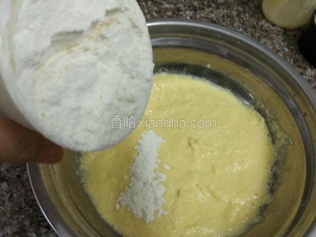 玉米用料理机打成玉米汁，再倒入面粉（我用的煮饭搭米的杯子一杯面粉约140克），白糖，白糖根据自己喜欢的甜度掌握，我放了4汤勺甜度适中；