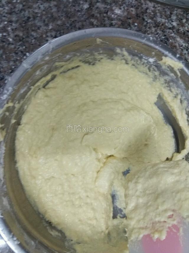 拌成这种不流动的糊糊就行了，如果觉得稀了可以再加点面粉（因为有的料理机打玉米汁要加水进去才能打得动，所以玉米汁稀就的再加点面粉）这时如果掌握不好甜度的友友，可以尝一尝糊糊的甜度；