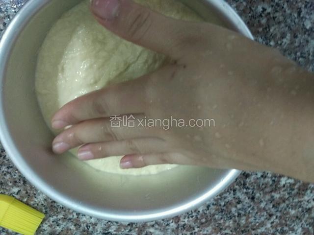 再把糊糊倒入盆中，用手沾湿水把糊糊拍平；