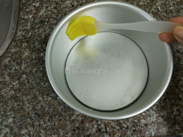 取一盆四周抹上油，这样方便脱模；