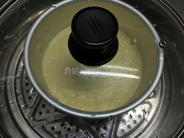 再用保鲜膜包好或者直接放入到蒸锅盖上盖子发酵，发酵成2倍大，摆上葡萄干或者红枣之类的，没有可不放；