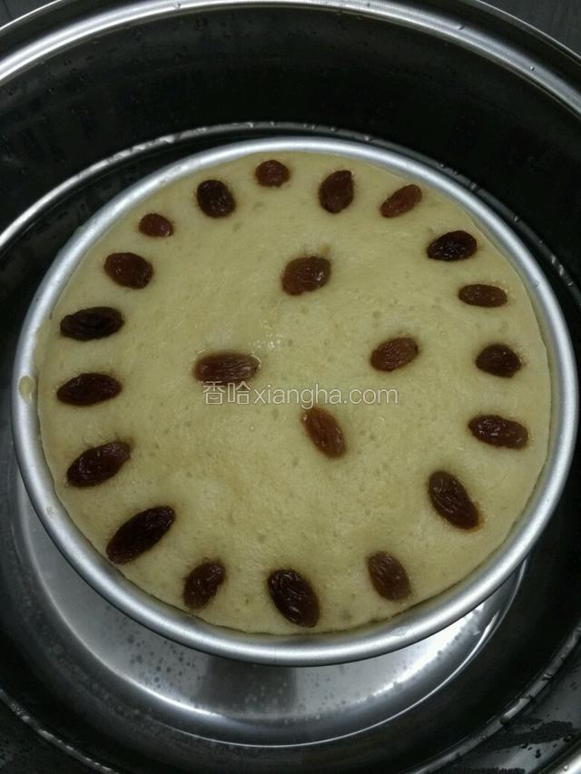 冷水上锅大火蒸25～30分钟（糊糊多就蒸30分钟）蒸好关火后别急着开盖，再焖3-4分钟再拿出来放凉脱模；