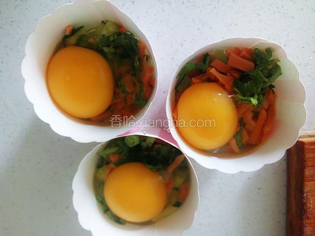 每杯打入一个鸡蛋