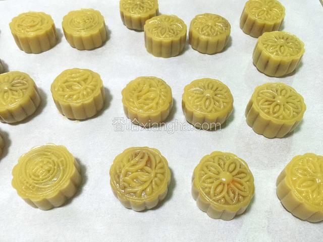 然后就是压模，压模的过程我没有拍相信大家都会，我重点讲几个细节，压模之前先在面团表面拍一层面粉（我用高筋面粉），模具里也撒一点粉，在里面转一圈再把多余的面粉抖出来。
压模的时候建议直接在铺好油纸的烤盘上进行，不要进行第二次转移，不然形状会变形。