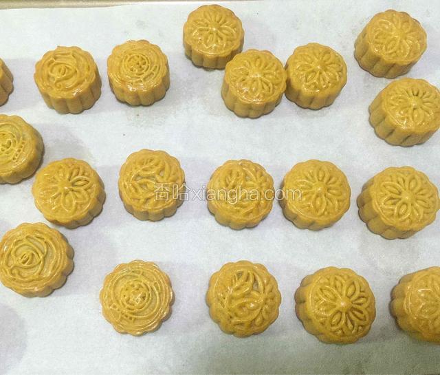 全部压好之后表面喷洒适量的水，放入预热好的烤箱200度烤5分钟定型，然后取出刷蛋黄液。
刷蛋黄液的时候切记切记不要贪多，表面刷薄薄的一层即可，并且要用细毛刷刷不能用硅胶刷，等第一层干了之后可以再刷第二层，颜色会更好看。
然后放入烤箱180度烤15分钟即可。