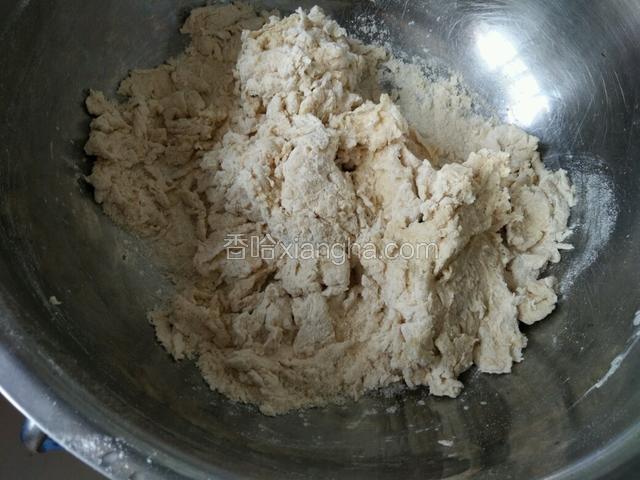 面粉拌匀后加入温水，和成面穗状