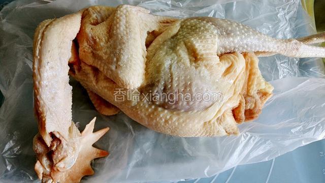 新鲜柴公鸡一只，洗净去五脏控干水备用。