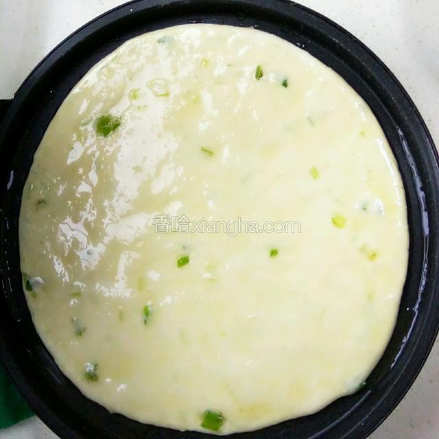 饼铛里热油，放入饼，饼的上面用刷子也刷一层油