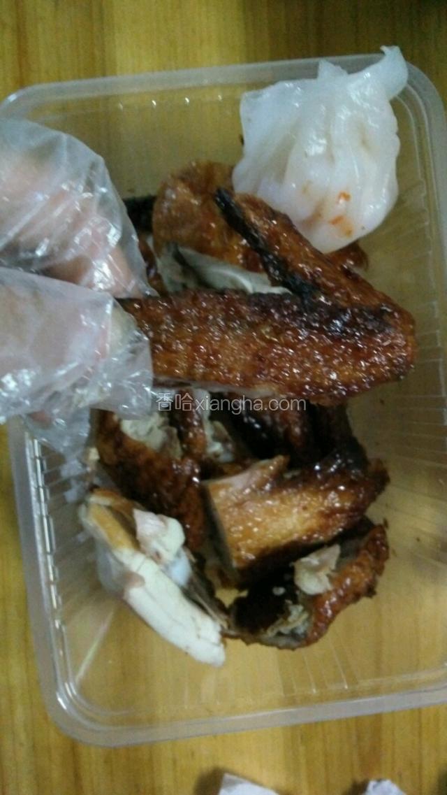 拿出来后放几片柠檬即可。听说冷茶配烧鸡更好吃哟！.