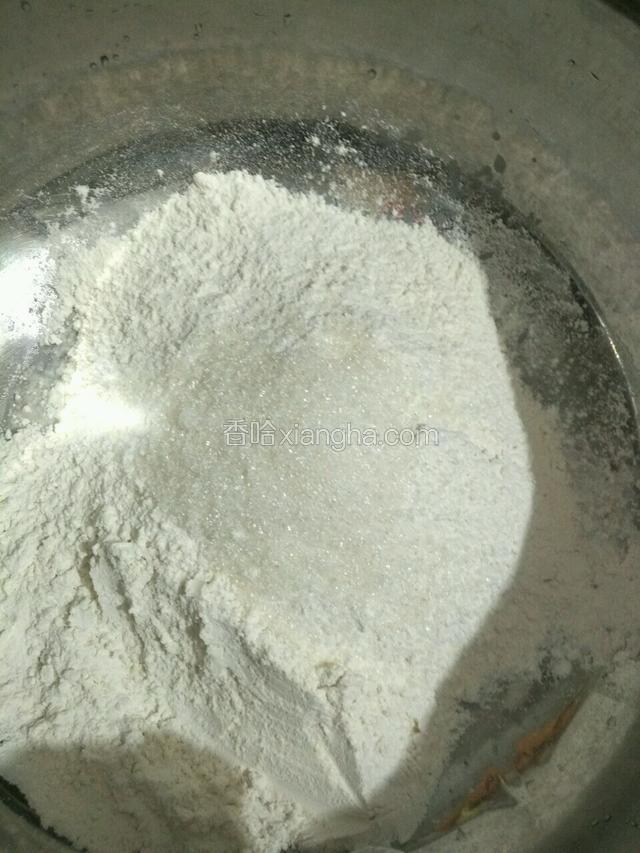 面粉倒入大盆里，加入白糖