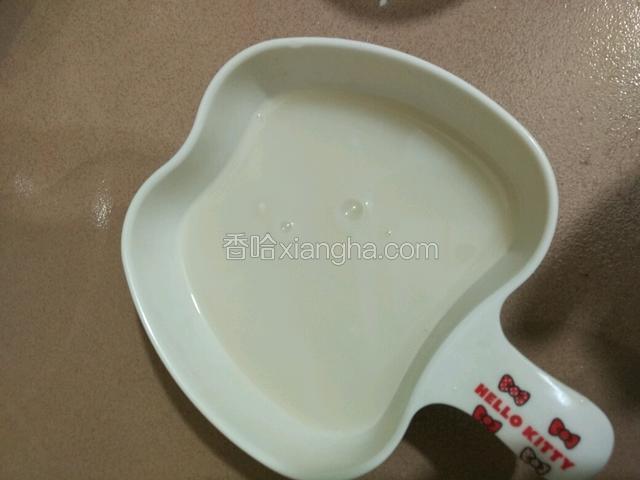 酵母用温水化开，水温大概35℃左右以不烫手为好