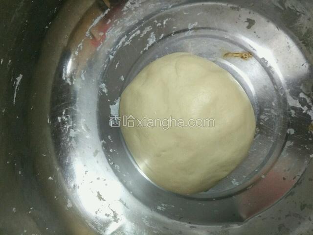 再用手揉成光滑面团大概揉20分钟，盖住保鲜膜放置发酵