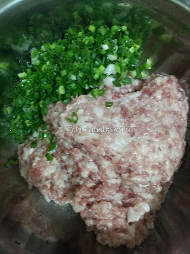 这时可以做馅料，猪肉以三肥七瘦为好，洗净剁成肉泥，葱切碎