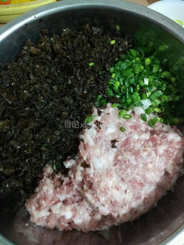 木耳切碎加到肉泥里