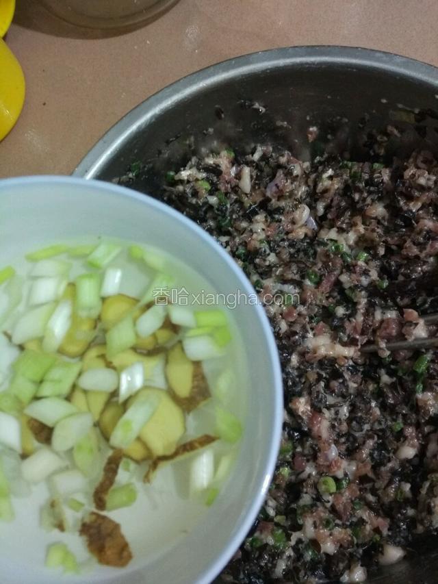 葱姜水分两次加入肉泥，每次都要搅拌至充分吸收水分