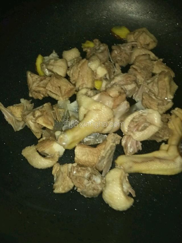 上锅直接放鸭肉炒干水份，不用放油，鸭肉炒会出油