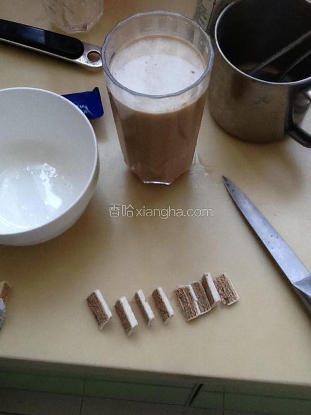 这时咖啡上会有一层奶盖，切了一些威化饼干
