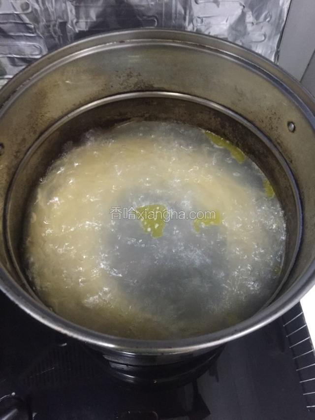 把黄油隔水融化 