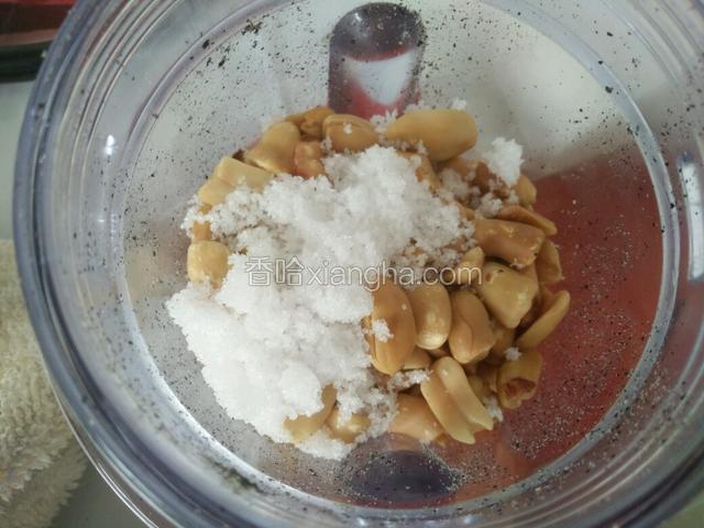 炒熟的花生米去皮放入白糖放进料理机中。