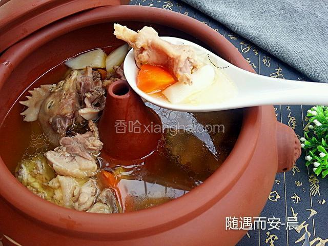 看这汤，都是蒸汽和食材里的，很鲜美呢