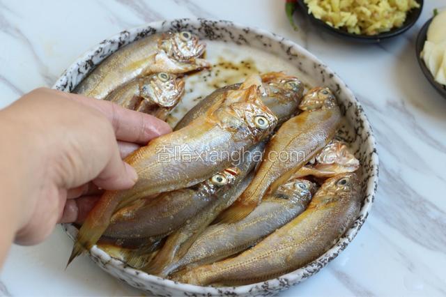 小黄花鱼用10克盐、一汤匙生抽、二汤匙黄酒腌制15分钟。