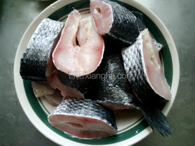将黑鱼切三公分左右，因为黑鱼肉厚，切厚了不好入味