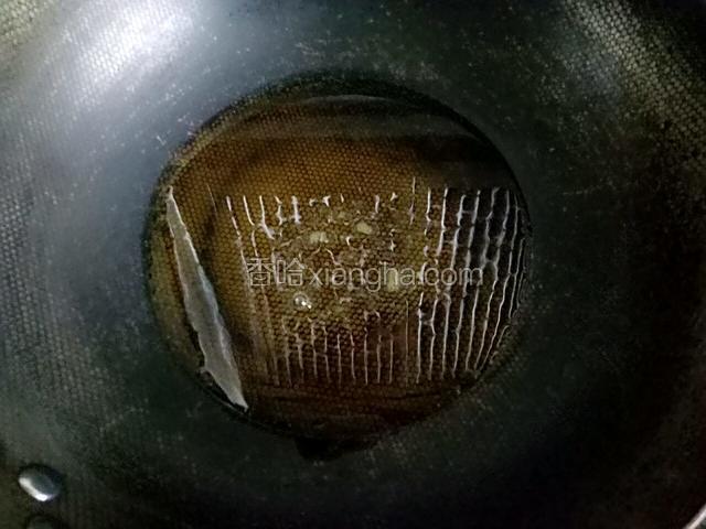 倒适量的油 ，用中火，因为要炸，所以油的量要比平时炒菜多一些