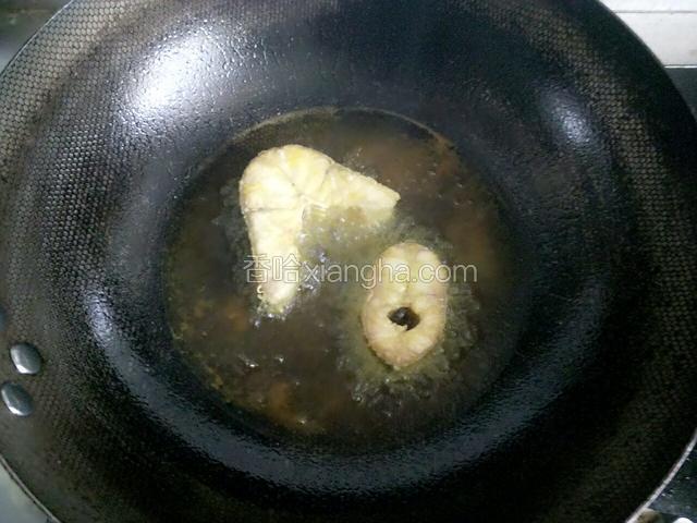 油温在五六成热时放入粘上面粉的鱼，不要翻动，等一面炸定型后再翻面，依次炸好装盘另用