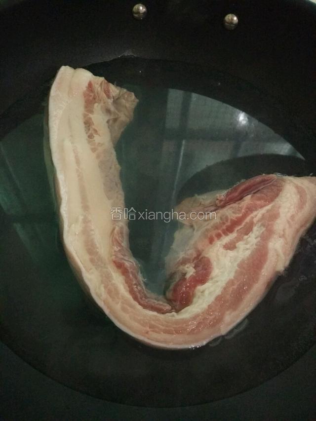 五花肉洗净冷水下锅水开煮5-6分钟