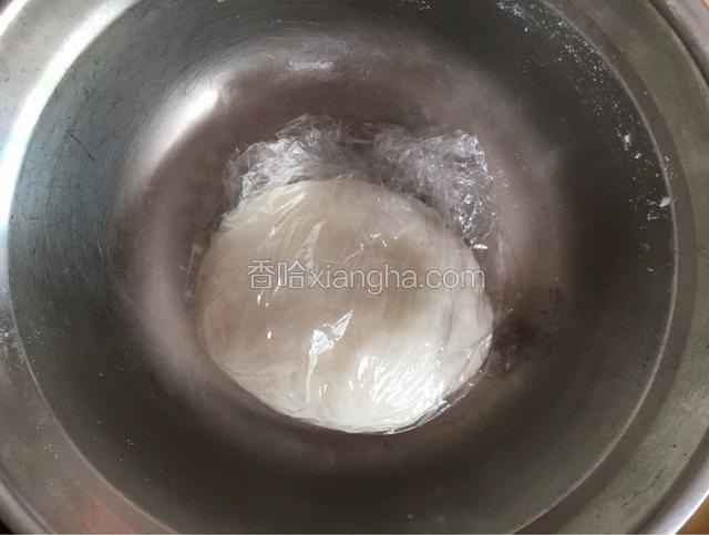 表面光滑就可以用保鲜膜包裹凉在一边了