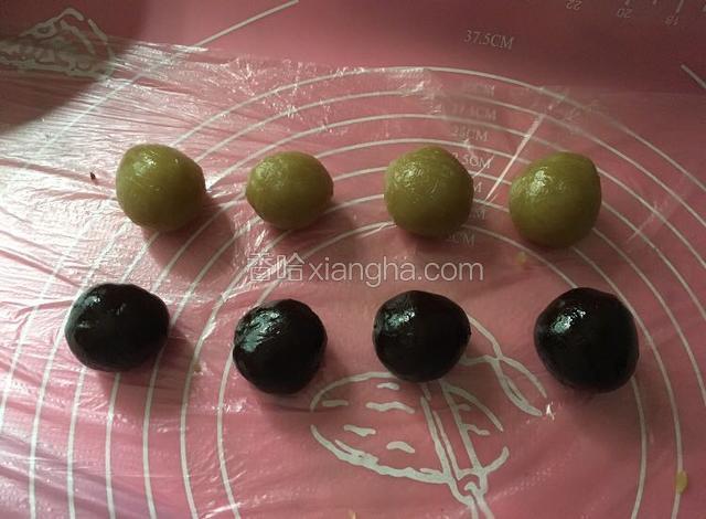 我们将馅料称重为25克一个，然后搓圆待用