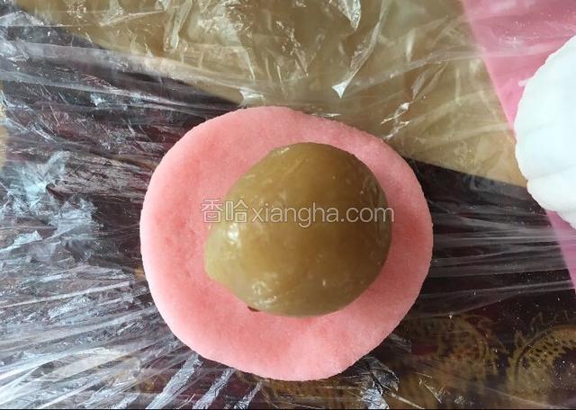 取一个馅像包包子一样捏好