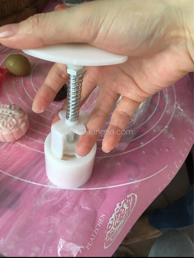 按倒在案板上，然后轻轻取出模具，