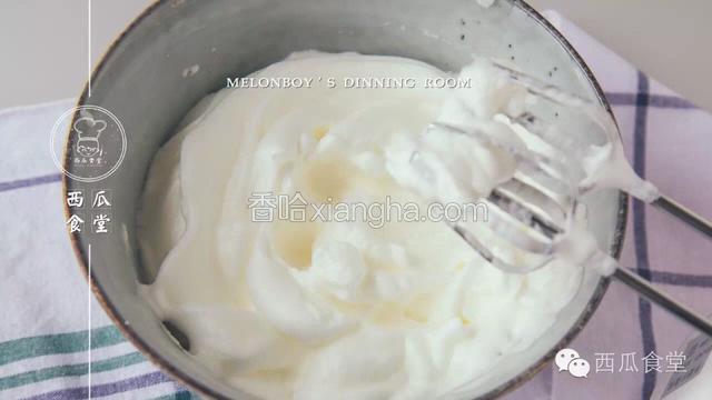 打至蛋白霜纹路清晰不消失，表面光滑，抬起打蛋头，尾端坚挺直立的偏干性发泡状态。