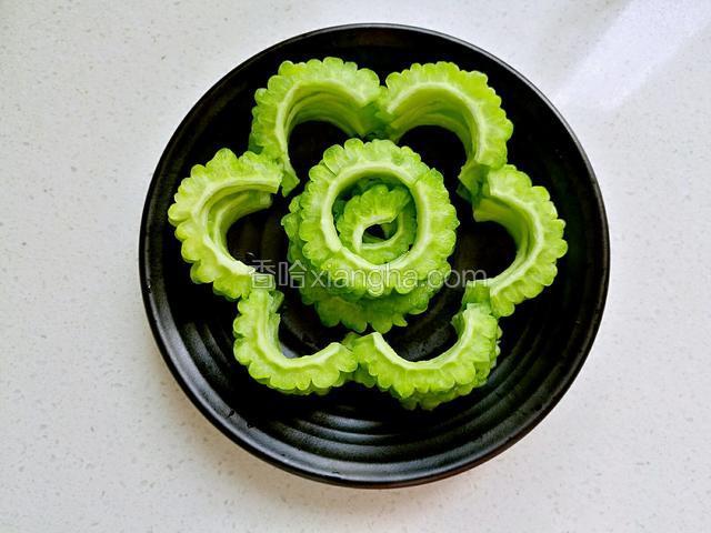 取一个小盘，把苦瓜摆成花的形状(此步可以省略)。
