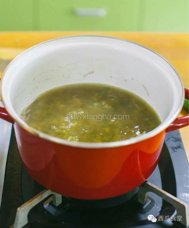 小火煮至绿豆开花，
（中火煮开之后，小火煮30分钟左右）